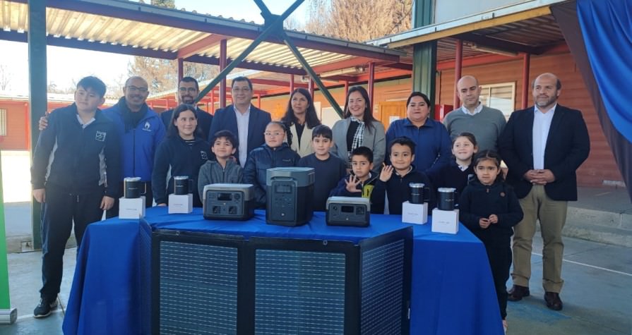 Importante donación a Escuela Santa Juana de paneles fotovoltaicos y baterías sustentables Ecoflow