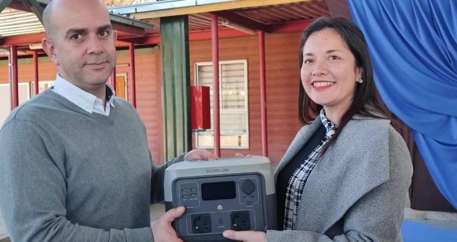 Importante donación a Escuela Santa Juana de paneles fotovoltaicos y baterías sustentables Ecoflow